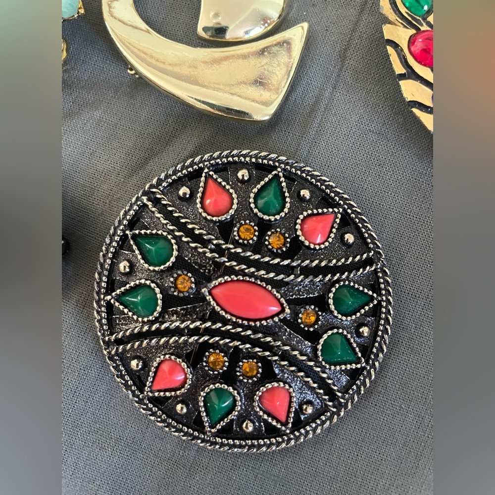 Vintage & Modern Brooch Collection, Gold, Reds,Greens, some stamped, 9 - Picture 6 of 11